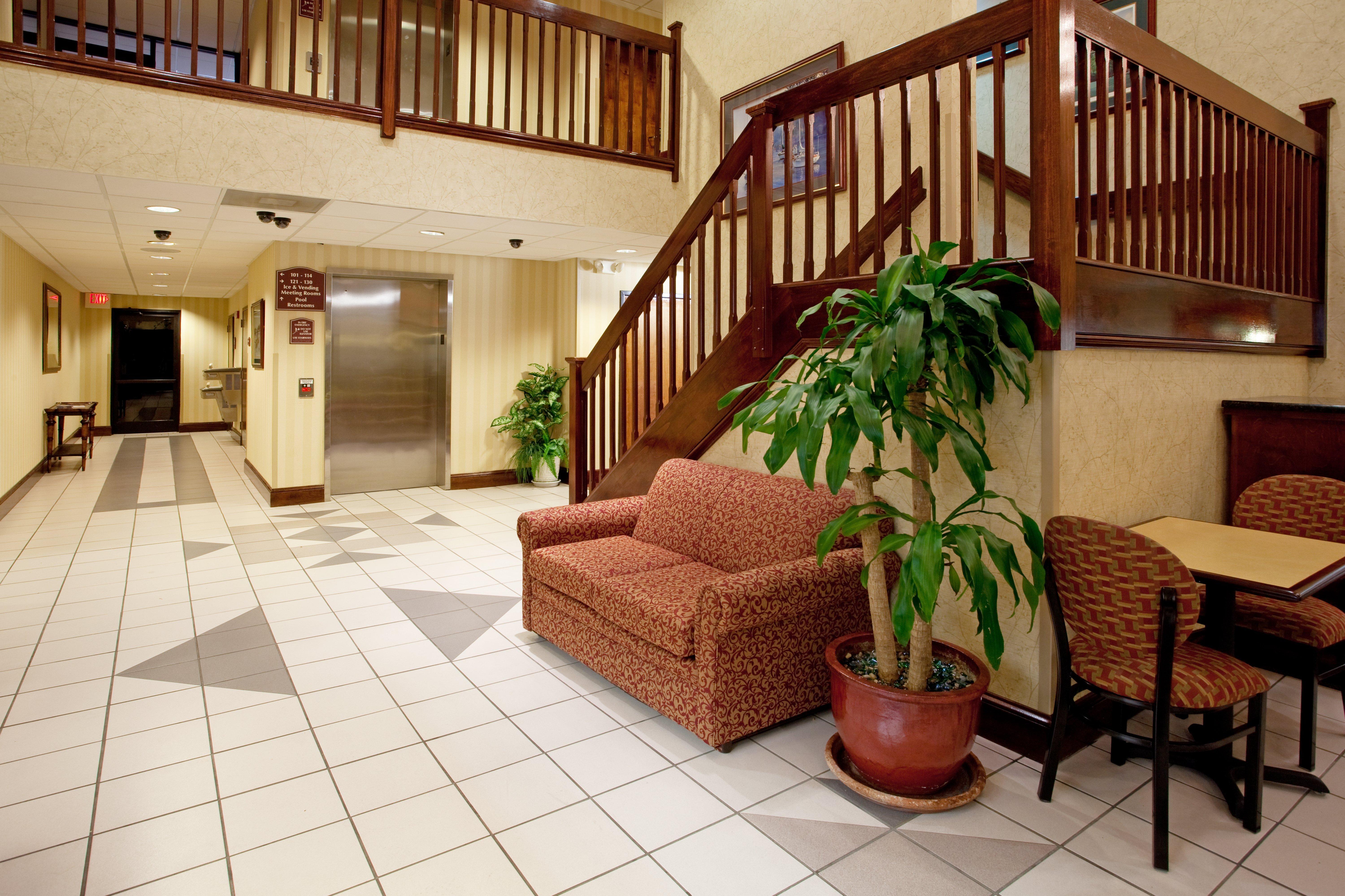 Lexington Inn And Suites Bagian luar foto