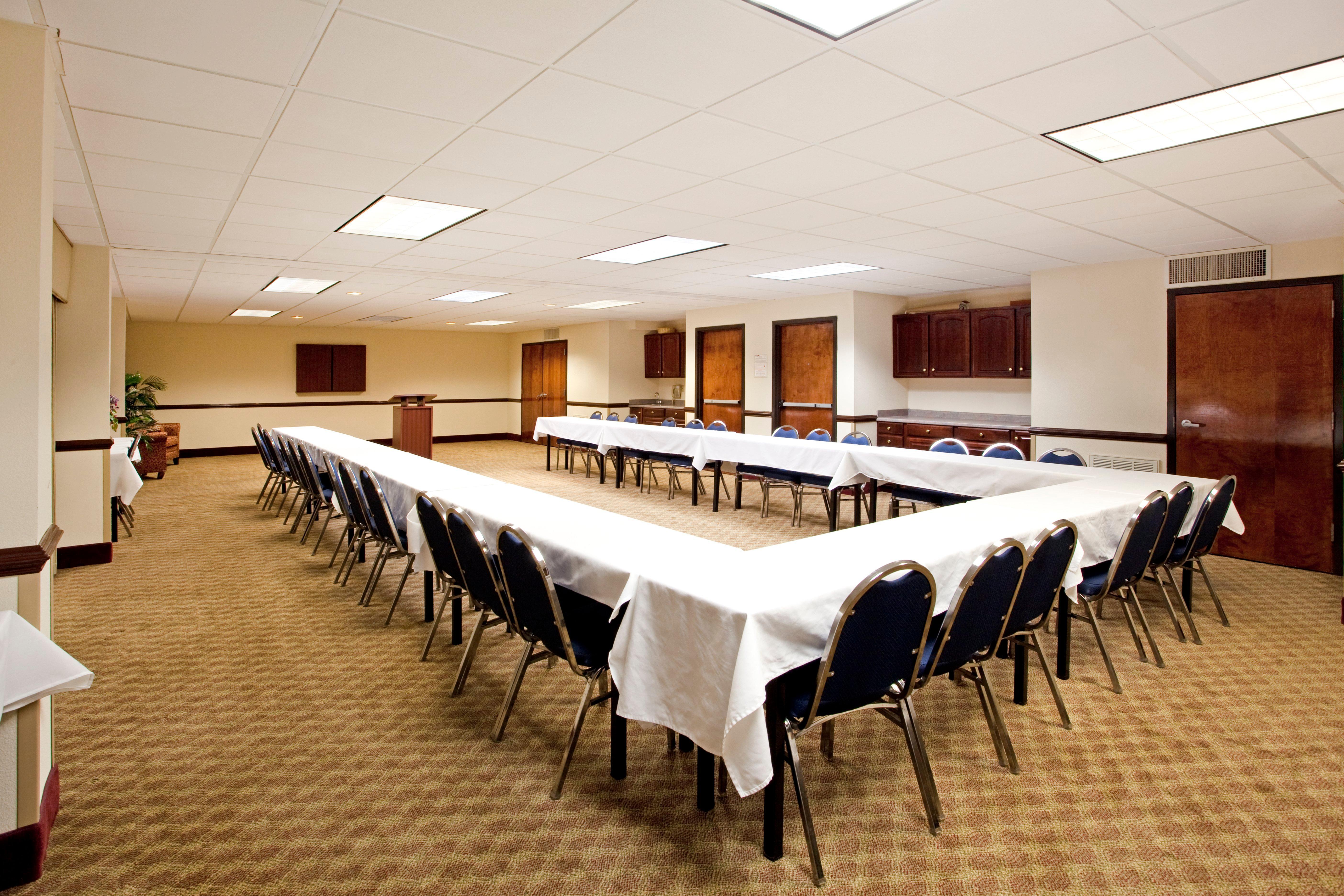 Lexington Inn And Suites Bagian luar foto