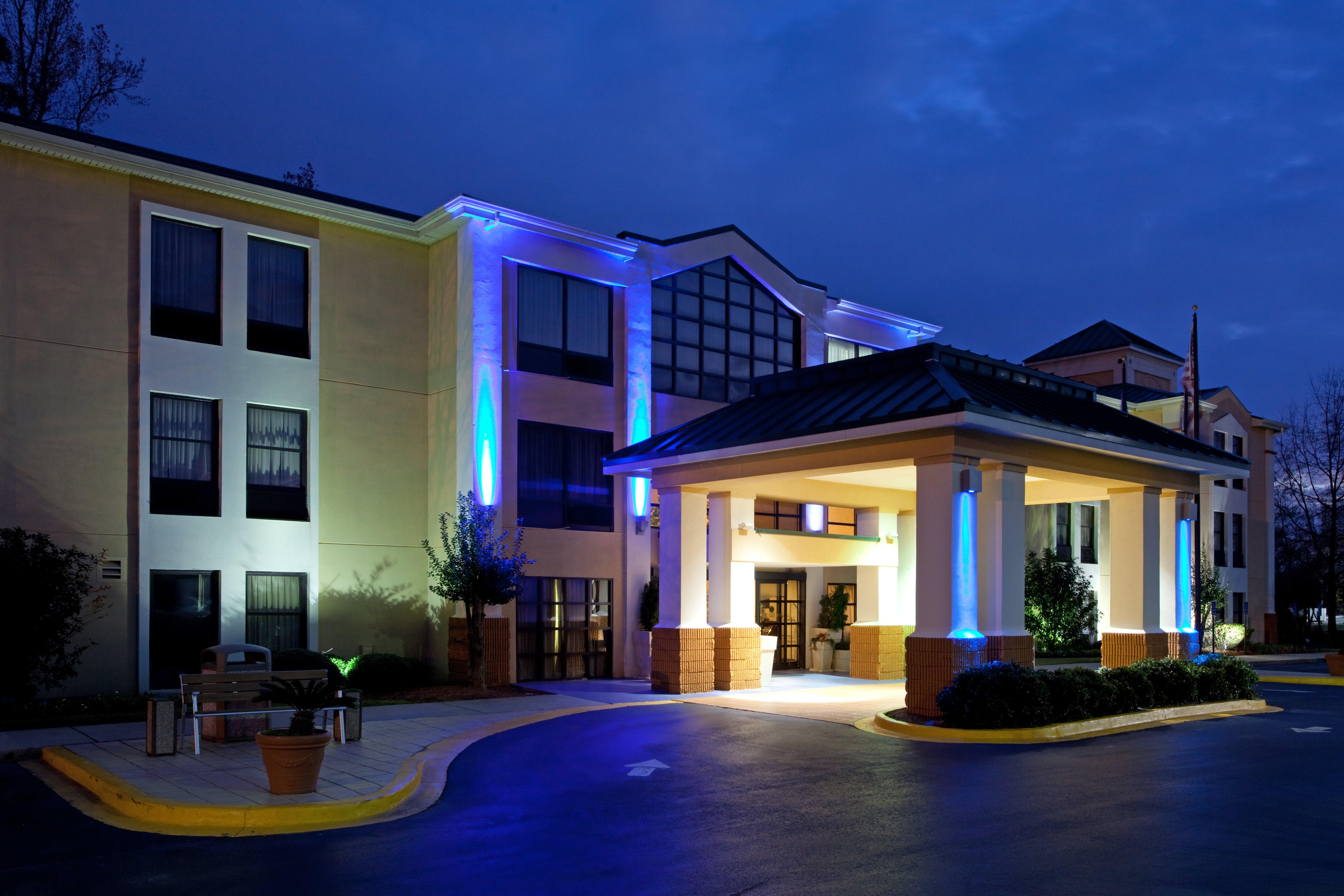Lexington Inn And Suites Bagian luar foto