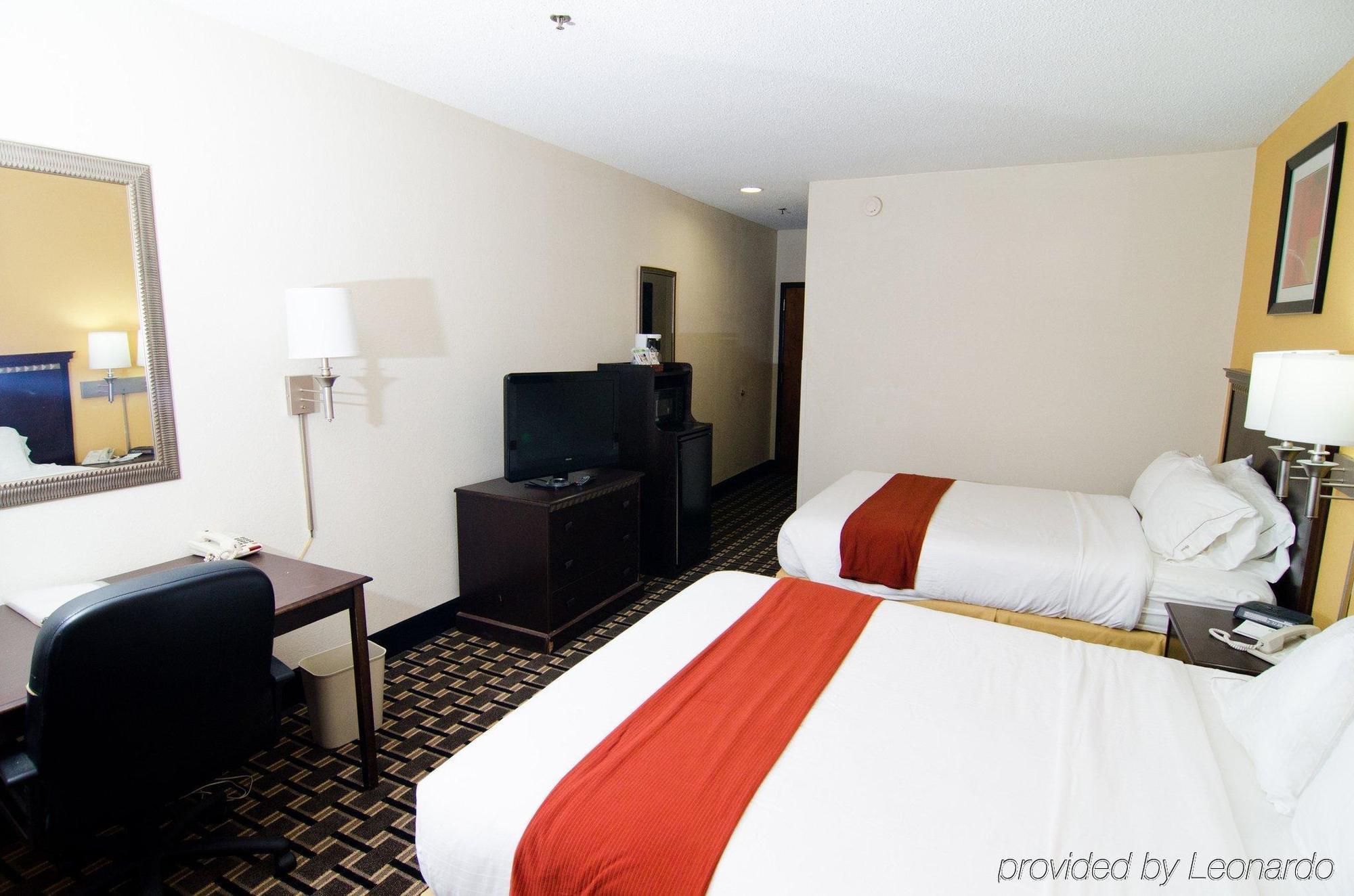 Lexington Inn And Suites Bagian luar foto
